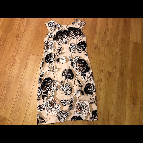 Dresses & Skirts - Beige floral shift dress